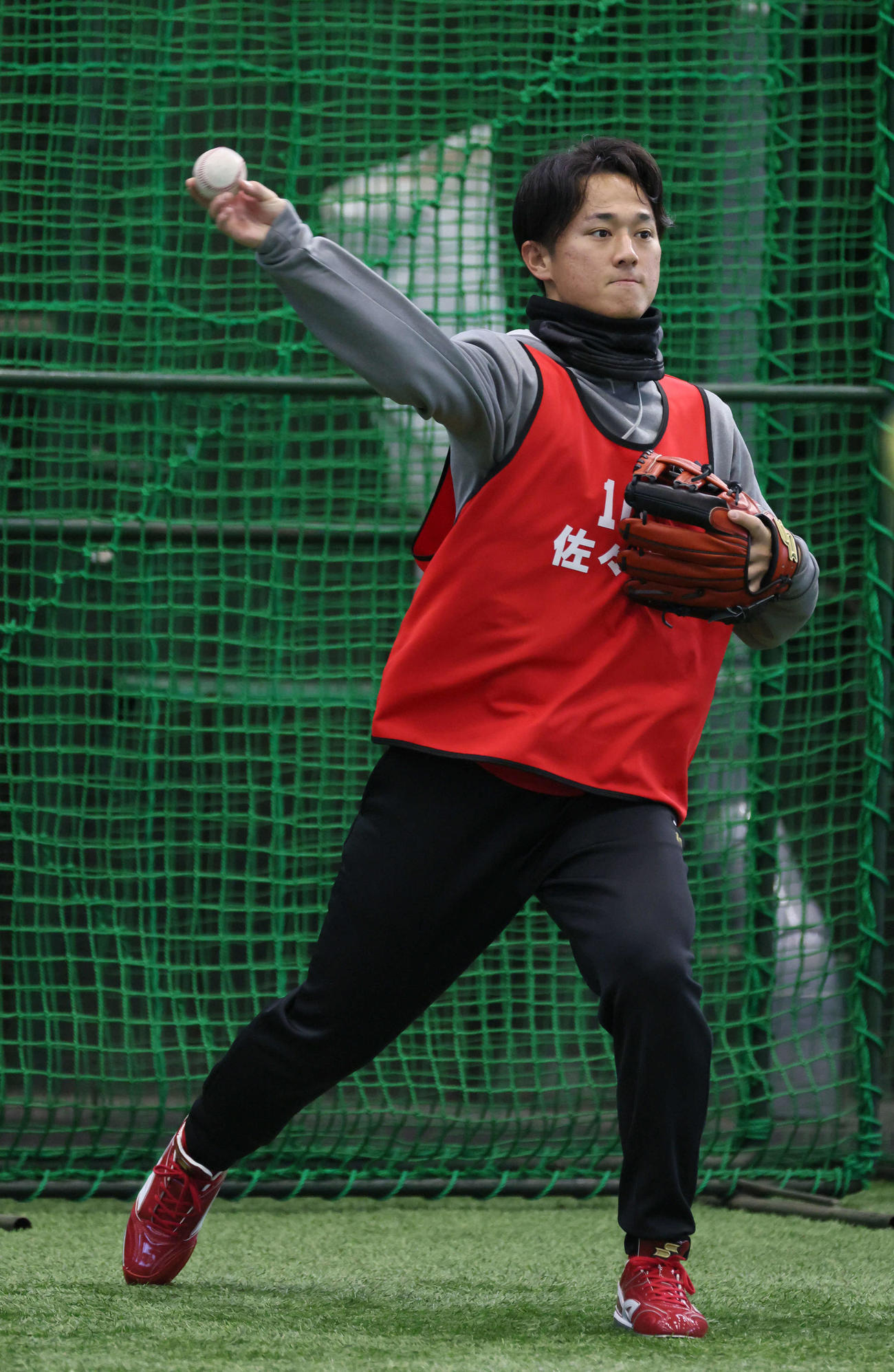 新人合同自主トレで、キャッチボールをする広島ドラフト1位の佐々木（撮影・加藤孝規）
