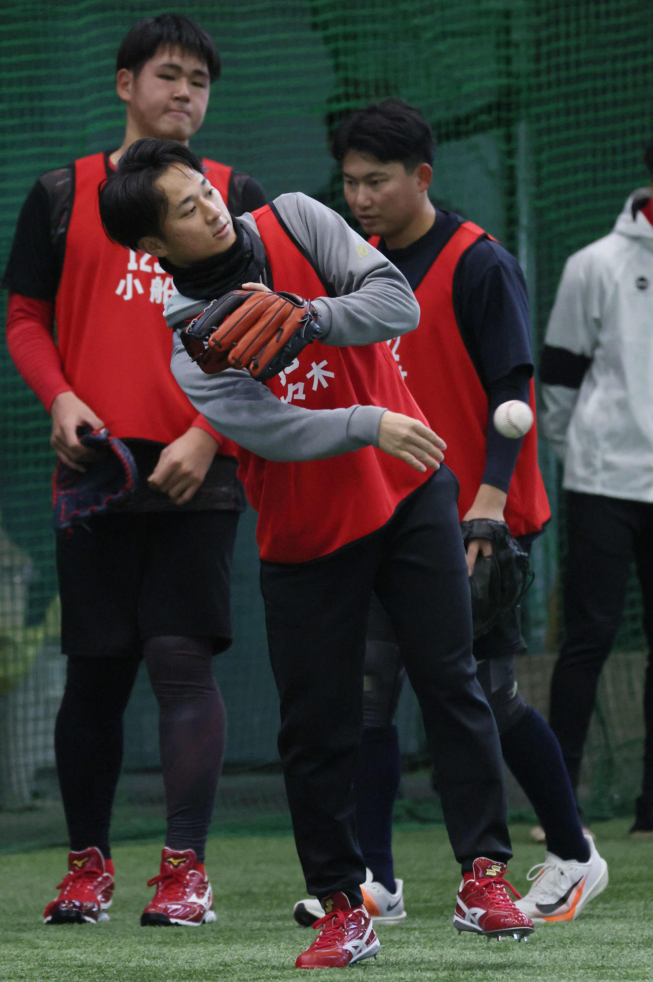 新人合同自主トレで、キャッチボールをする広島ドラフト1位の佐々木（撮影・加藤孝規）
