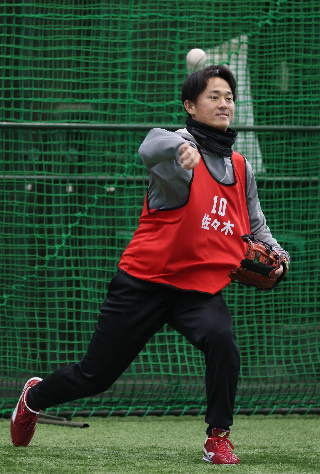 新人合同自主トレで、キャッチボールをする広島ドラフト1位の佐々木（撮影・加藤孝規）
