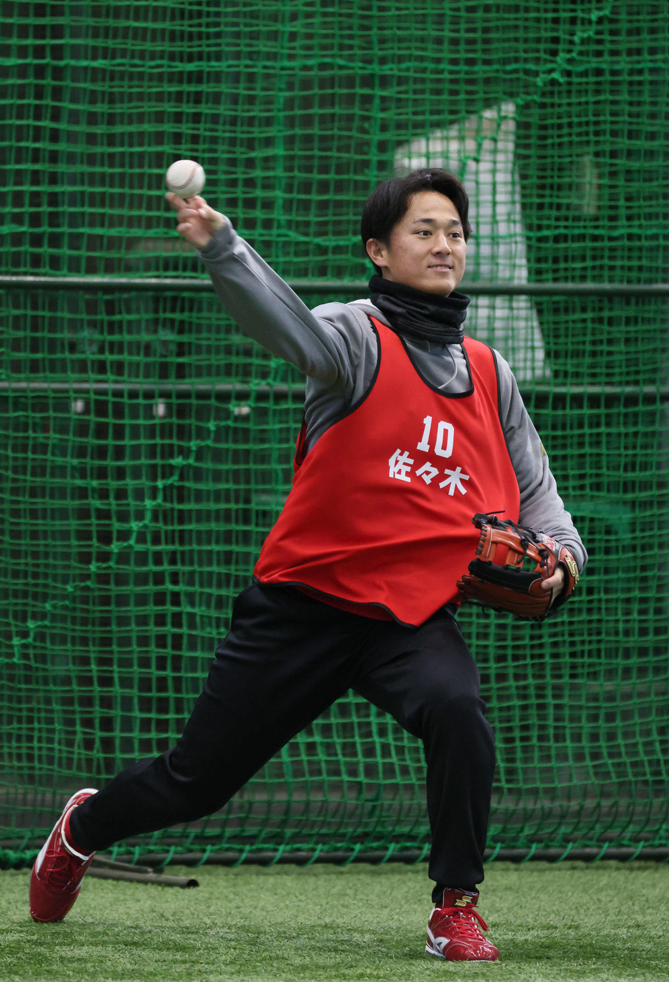 新人合同自主トレで、キャッチボールをする広島ドラフト1位の佐々木（撮影・加藤孝規）