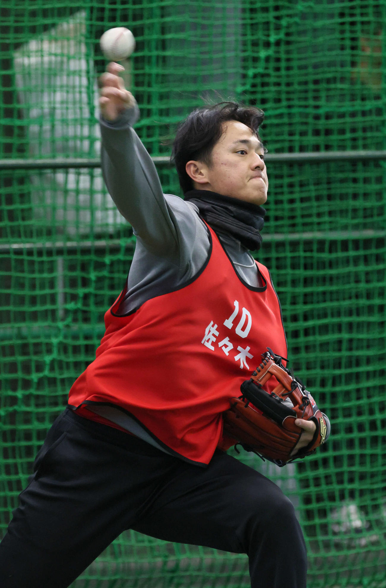 新人合同自主トレで、キャッチボールをする広島ドラフト1位の佐々木（撮影・加藤孝規）
