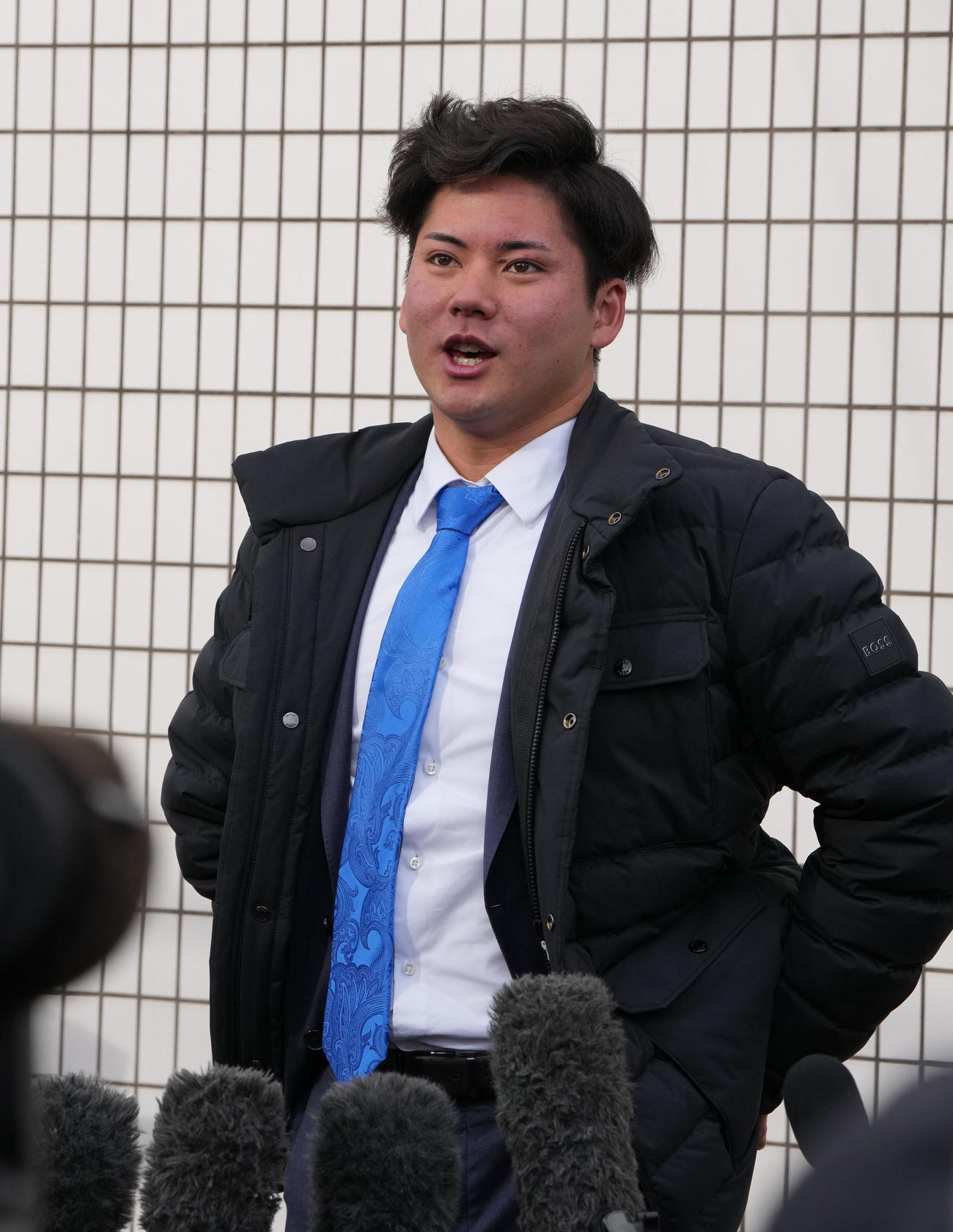 大谷翔平と同じブランドのジャケットを着こなし取材に応じる金丸（撮影・森本幸一）