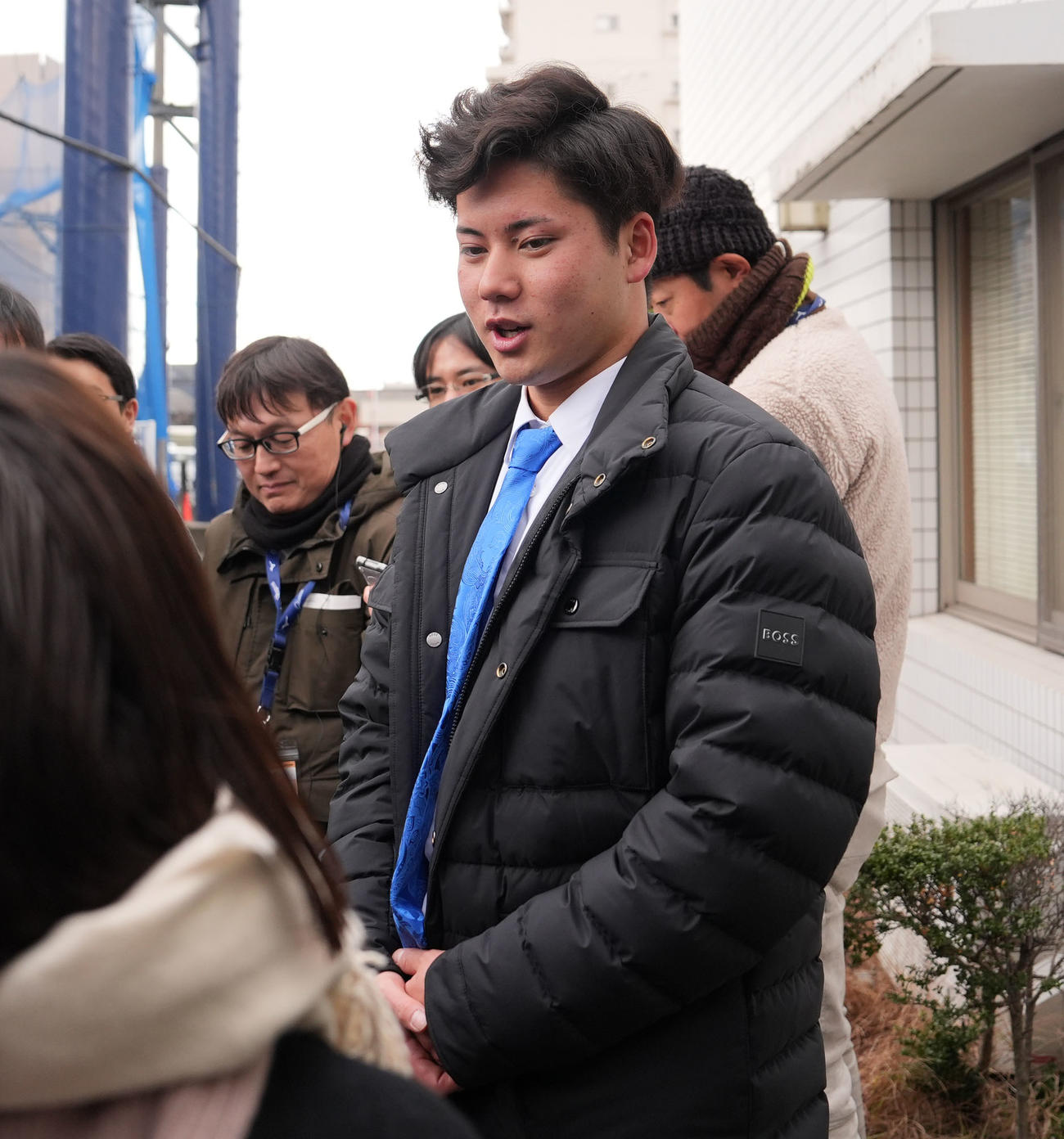 大谷翔平と同じブランドのジャケットを着こなし取材に応じる金丸（撮影・森本幸一）
