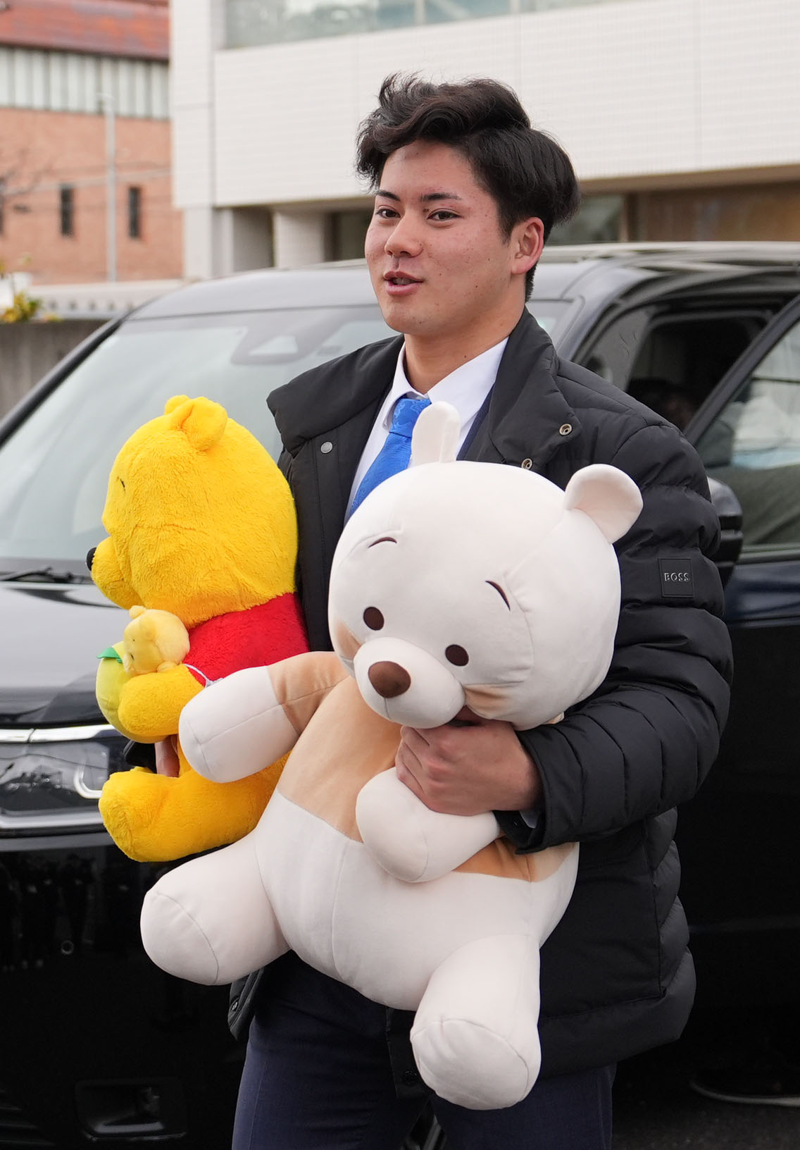 プーさんのぬいぐるみを手にする金丸（撮影・森本幸一）
