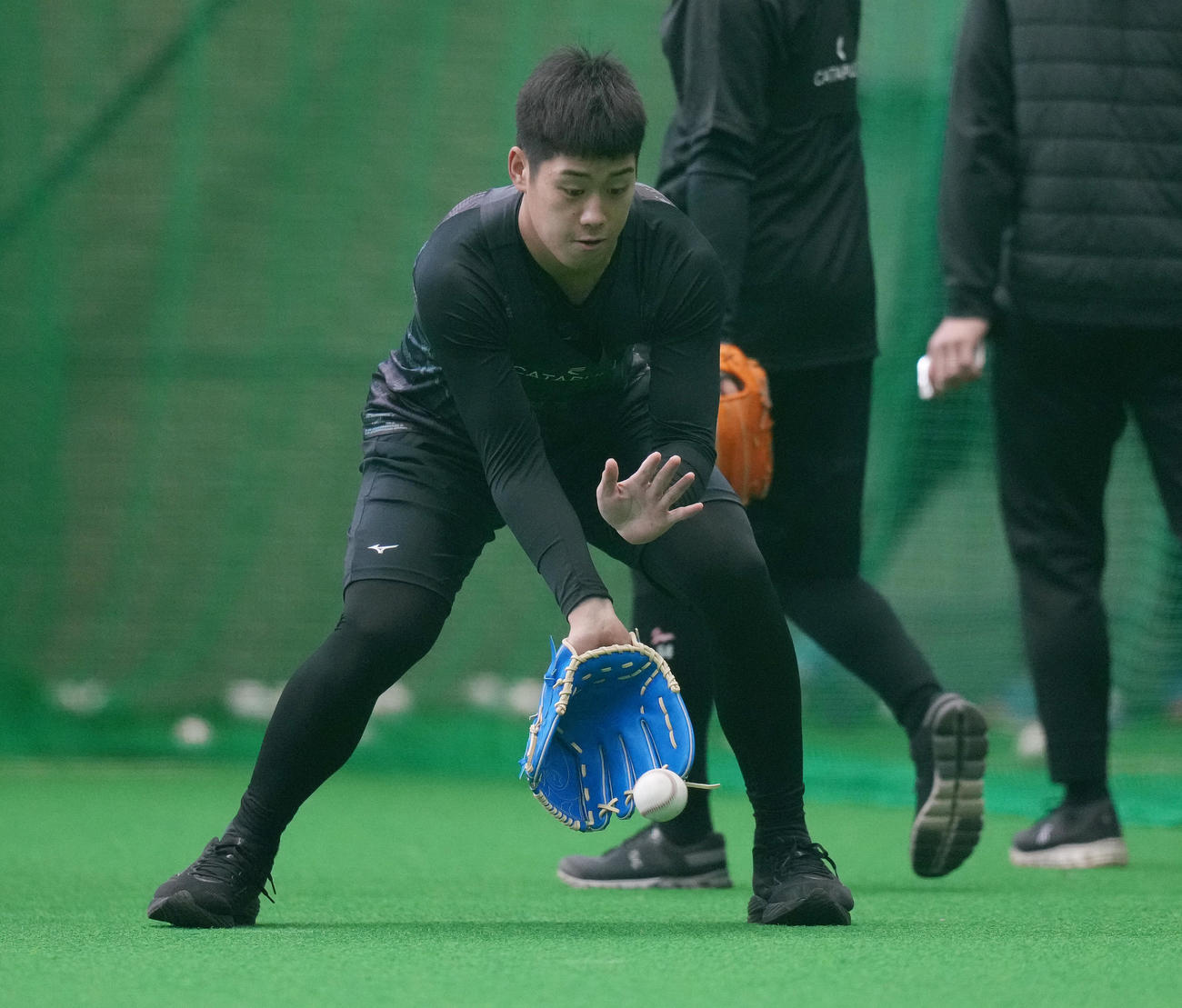 ノックを受ける日本ハム育成ドラフト2位の渋谷（撮影・鈴木みどり）