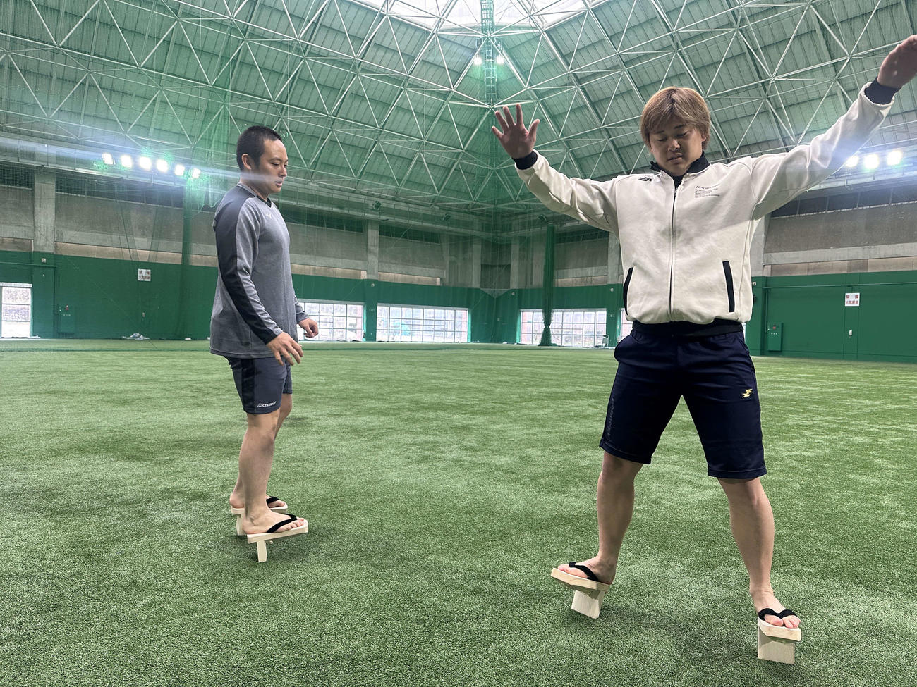 下駄を履いてトレーニングを行う鈴木（右）と松井（球団提供）