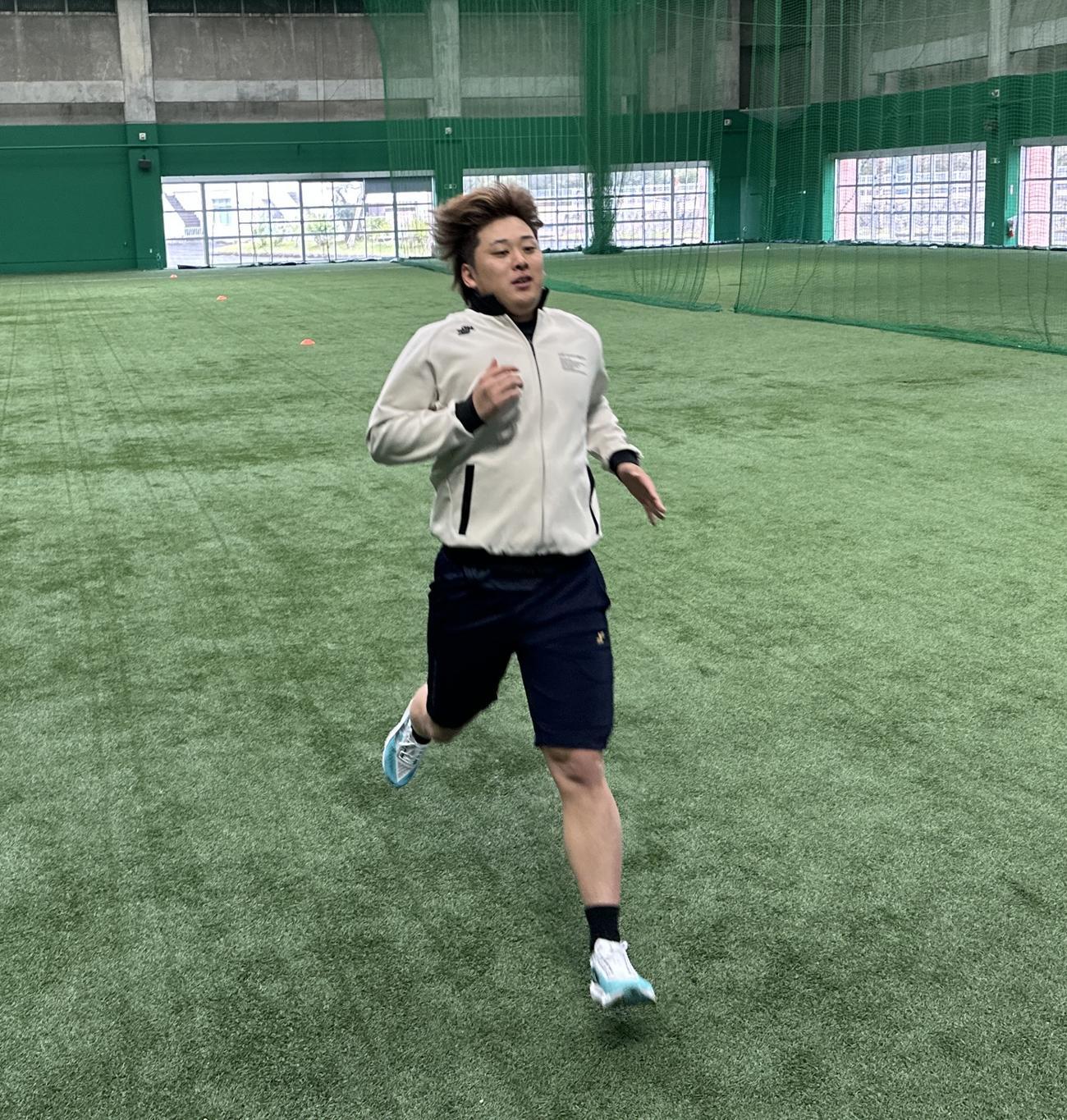 自主トレを行う鈴木（球団提供）