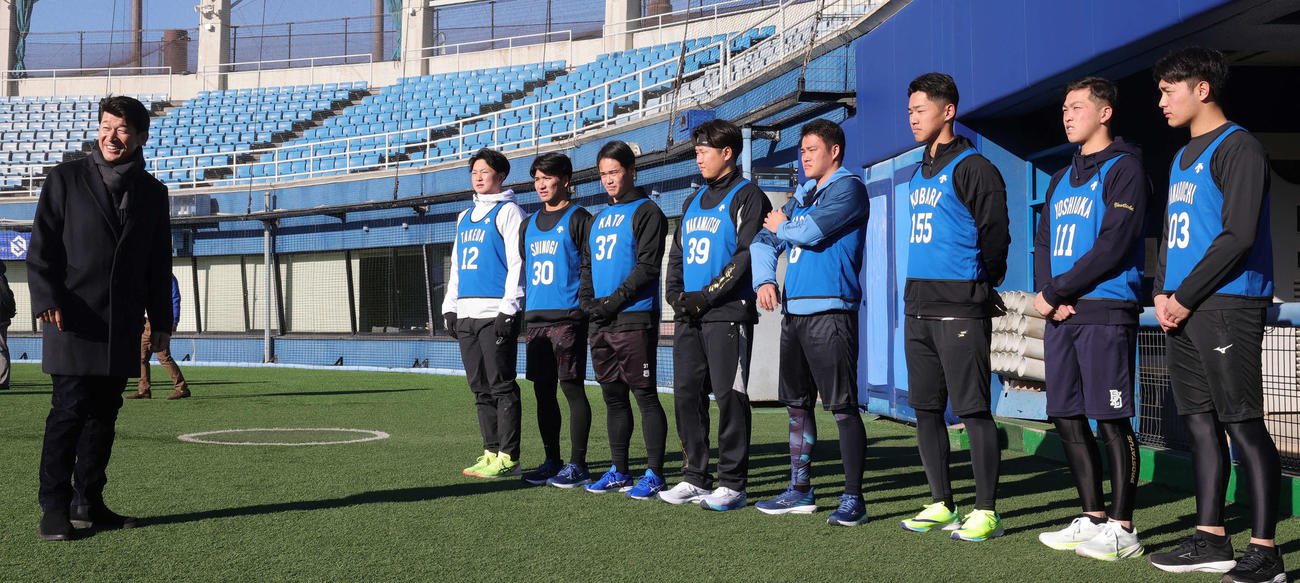 合同自主トレ初日、新人選手に訓示を行うDeNA三浦監督。右列の左から竹田、篠木、加藤、若松、坂口、小針、吉岡、金渕（撮影・野上伸悟）