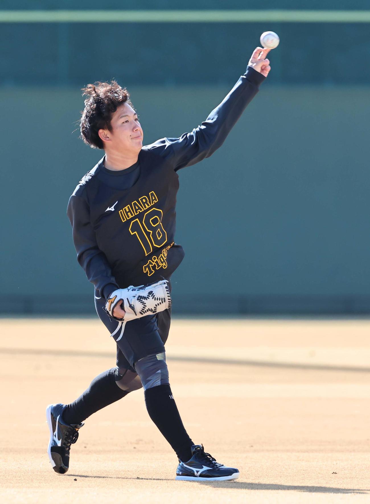 キャッチボールをするドラフト1位伊原（撮影・上田博志）
