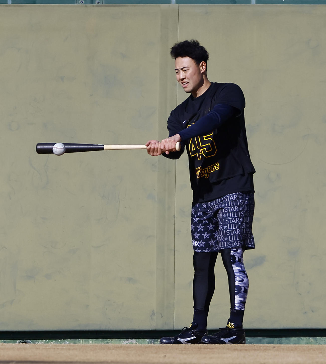 新人合同自主トレでトスバッティングをする阪神佐野（撮影・藤尾明華）