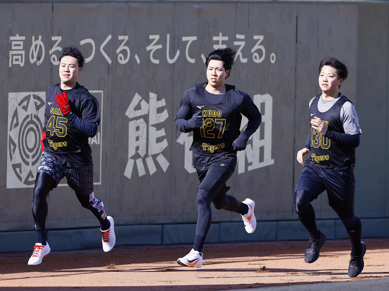 阪神新人合同自主トレでダッシュする左から佐野、工藤、川崎（撮影・藤尾明華）