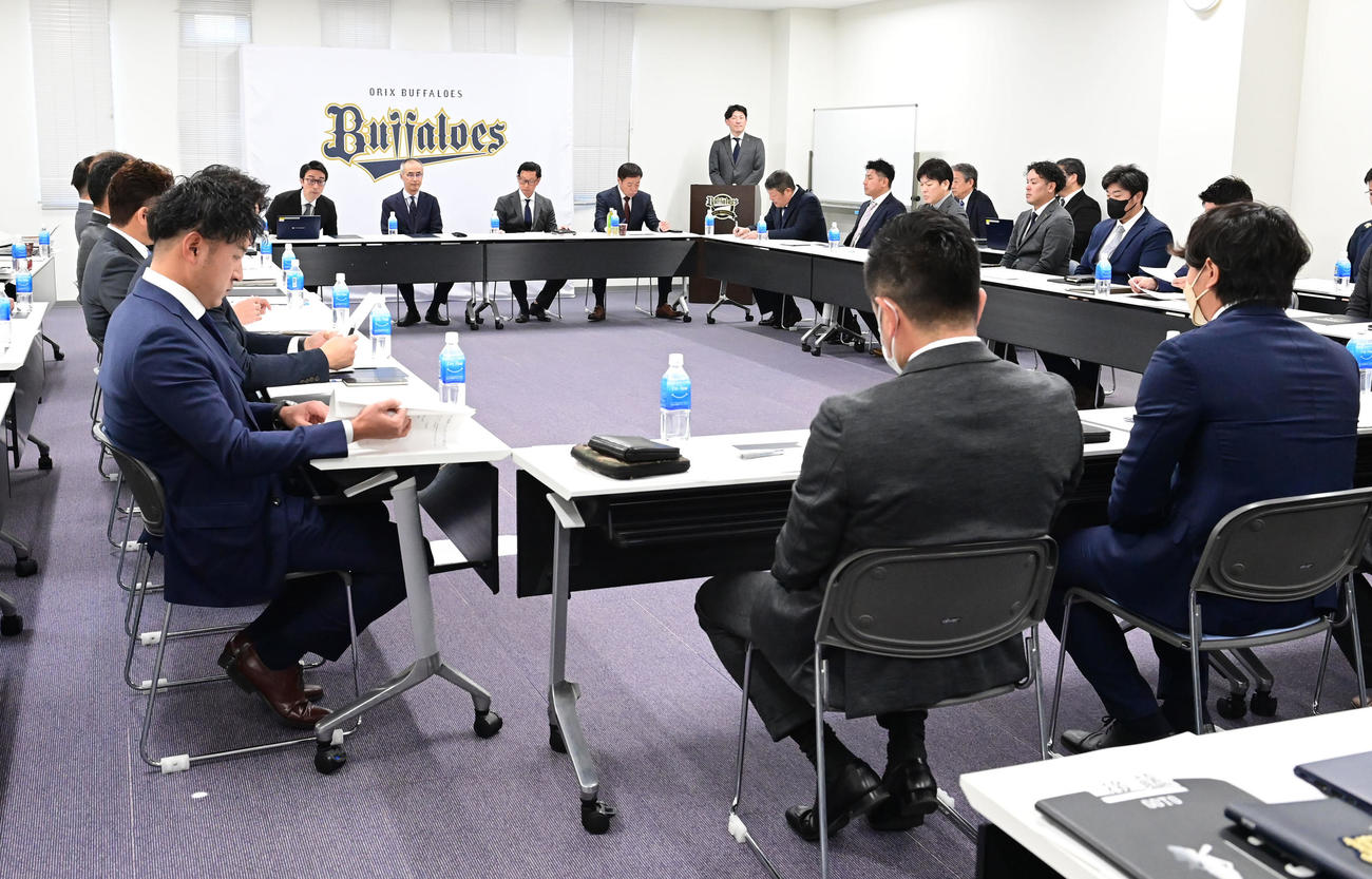 スタッフ会議を行うオリックス岸田監督、福良GMら首脳陣（撮影・和賀正仁）