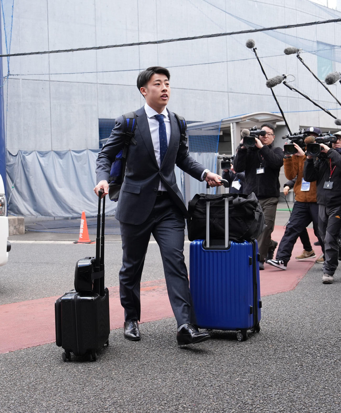 荷物を手に入寮する高橋幸（撮影・森本幸一）