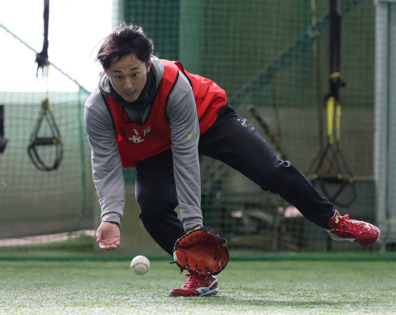 新人合同自主トレで、ノックを受ける広島ドラフト1位の佐々木（撮影・加藤孝規）