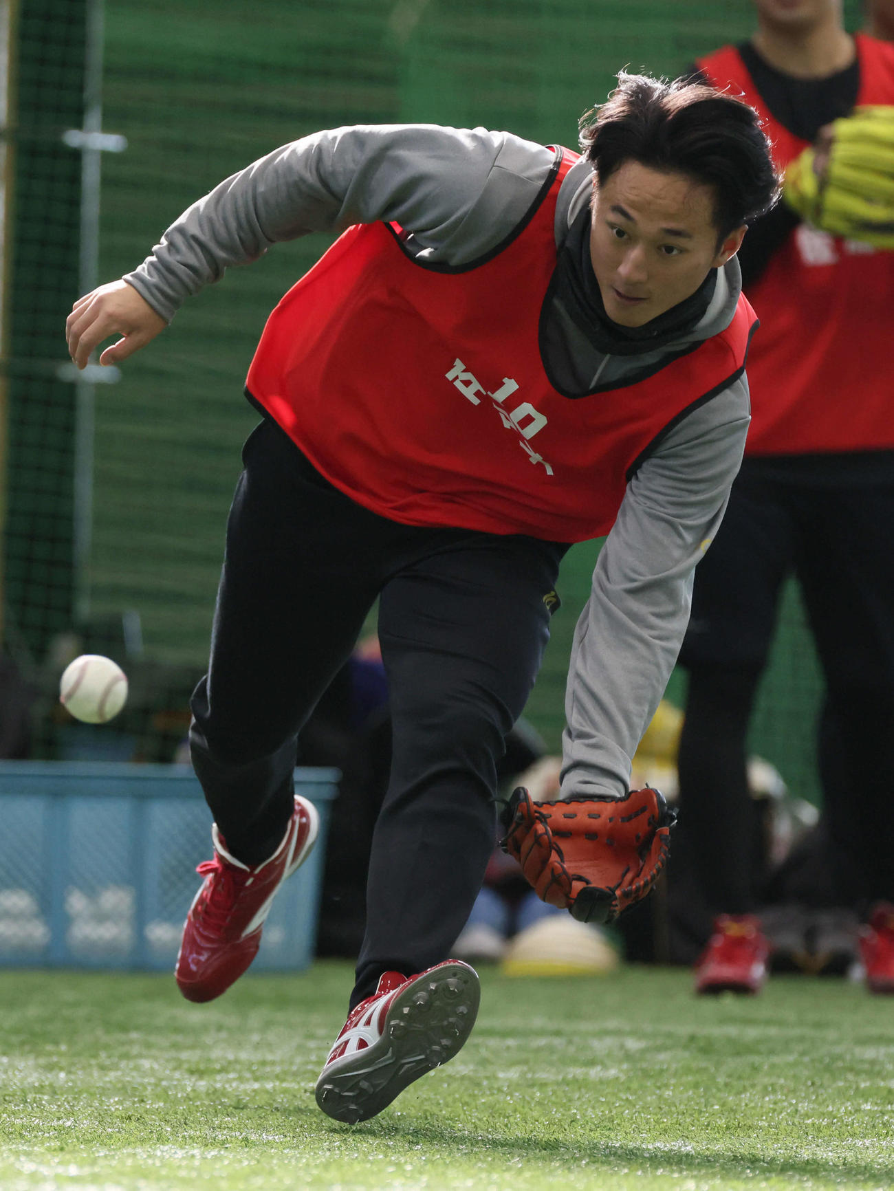 新人合同自主トレで、ノックを受ける広島ドラフト1位の佐々木（撮影・加藤孝規）