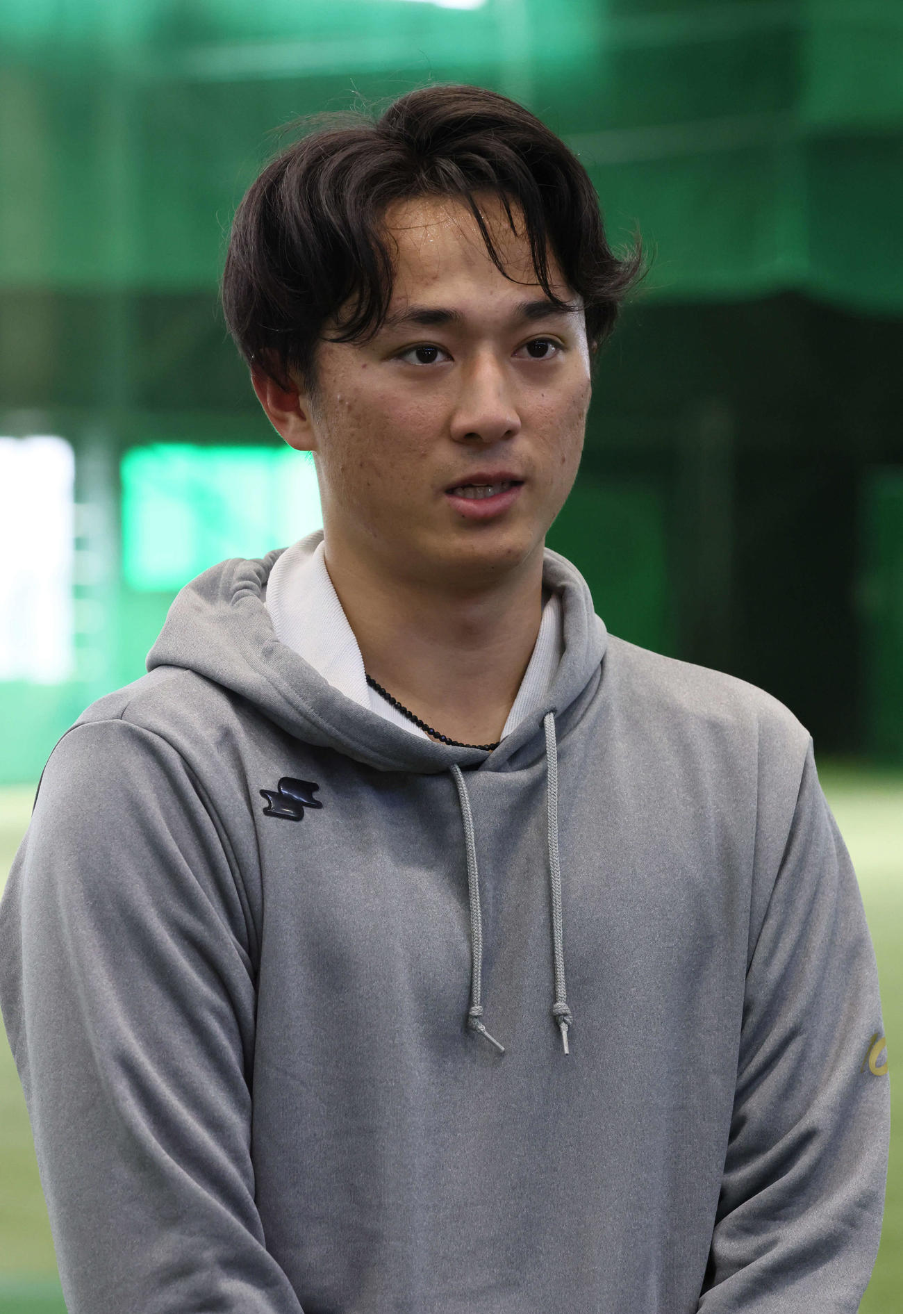 新人合同自主トレ終了後、囲み取材に応じる広島ドラフト1位の佐々木（撮影・加藤孝規）