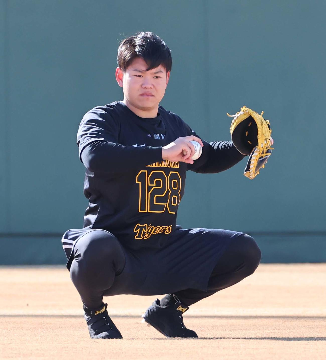 キャッチボールをする育成2位嶋村（撮影・上田博志）