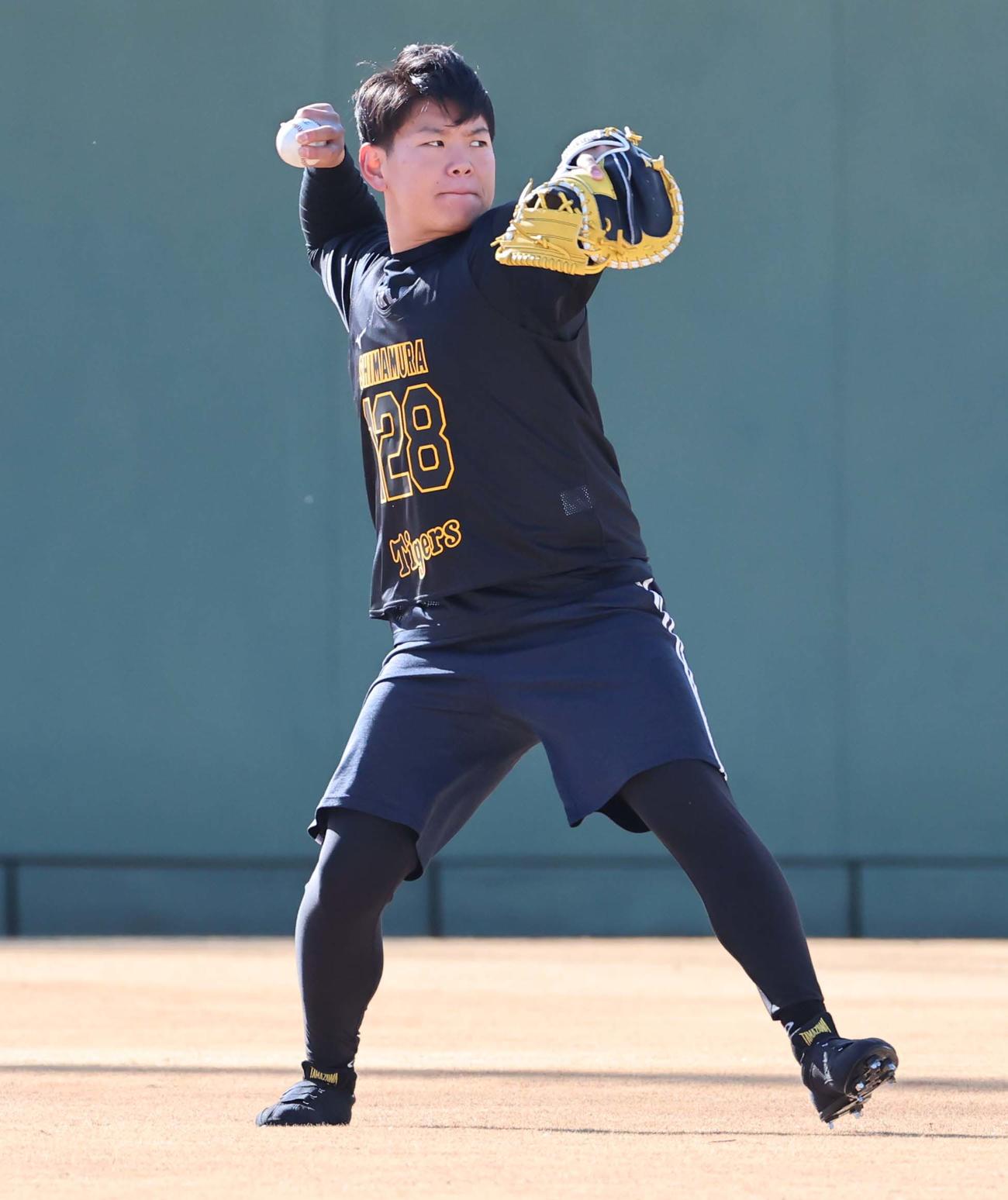 キャッチボールをする育成2位嶋村（撮影・上田博志）