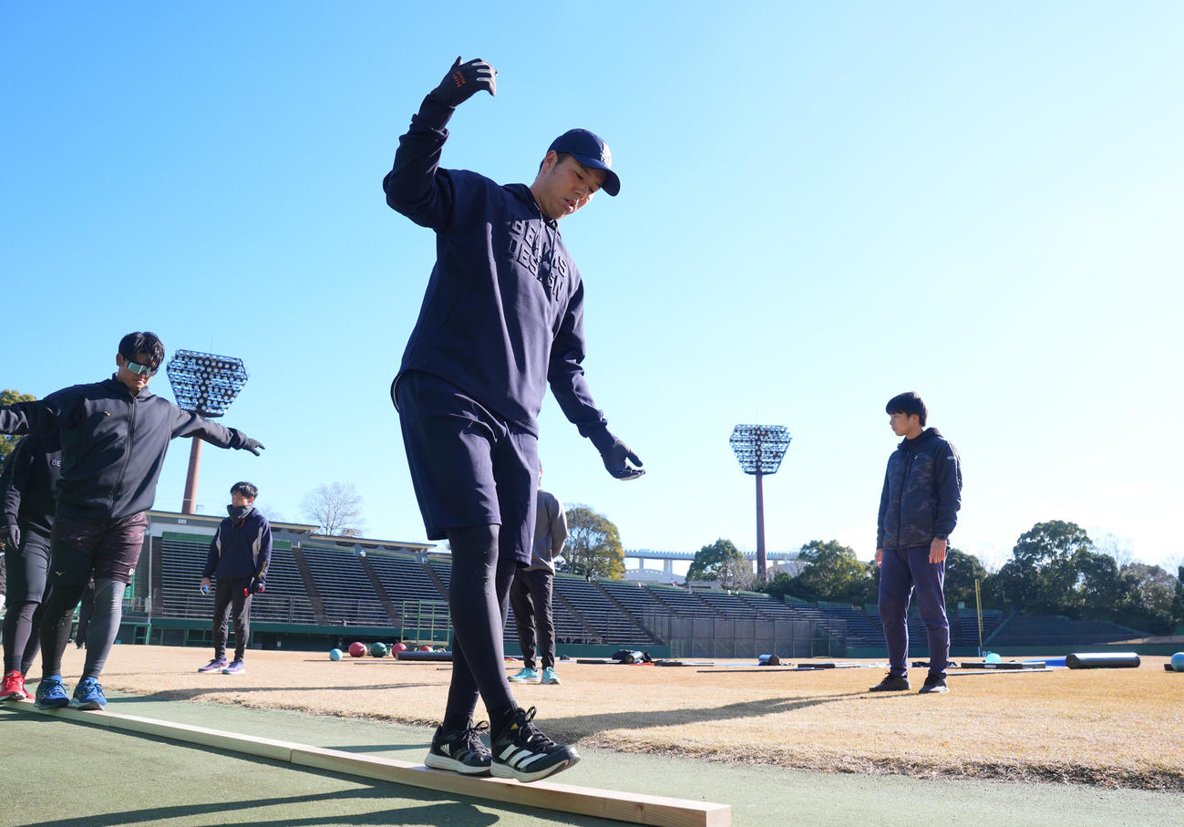 自主トレのウオーミングアップを行う青柳（撮影・垰建太）