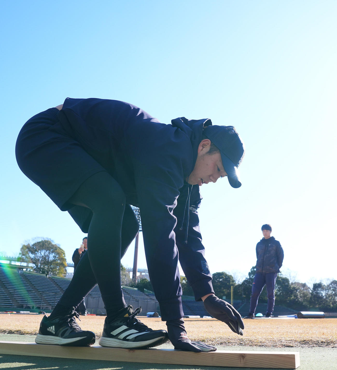 自主トレのウオーミングアップを行う青柳（撮影・垰建太）
