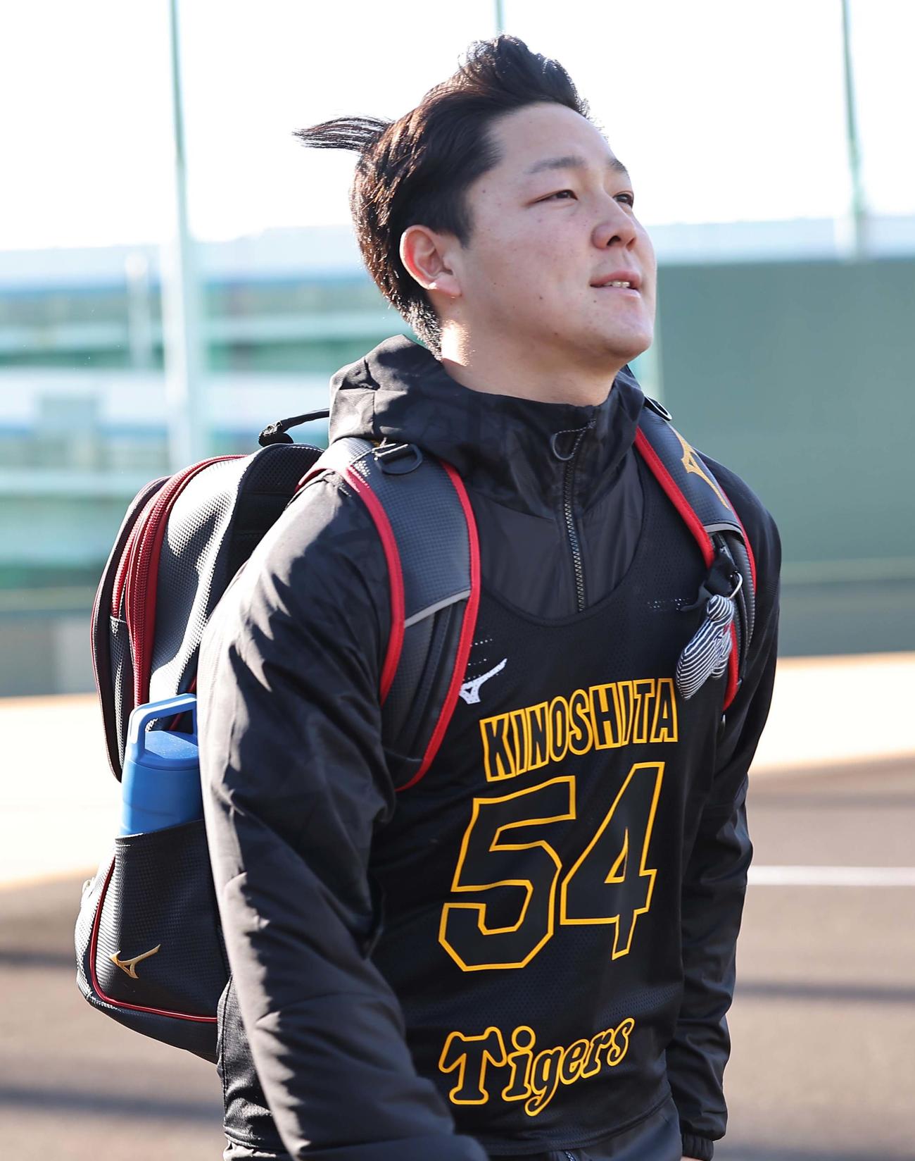 グラウンド入りするドラフト3位木下（撮影・上田博志）
