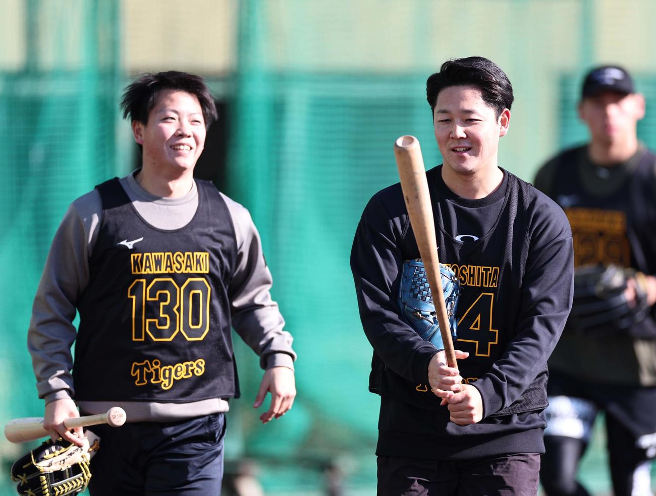 バットを手にグラウンドに入る木下（右）と川崎（撮影・上田博志）