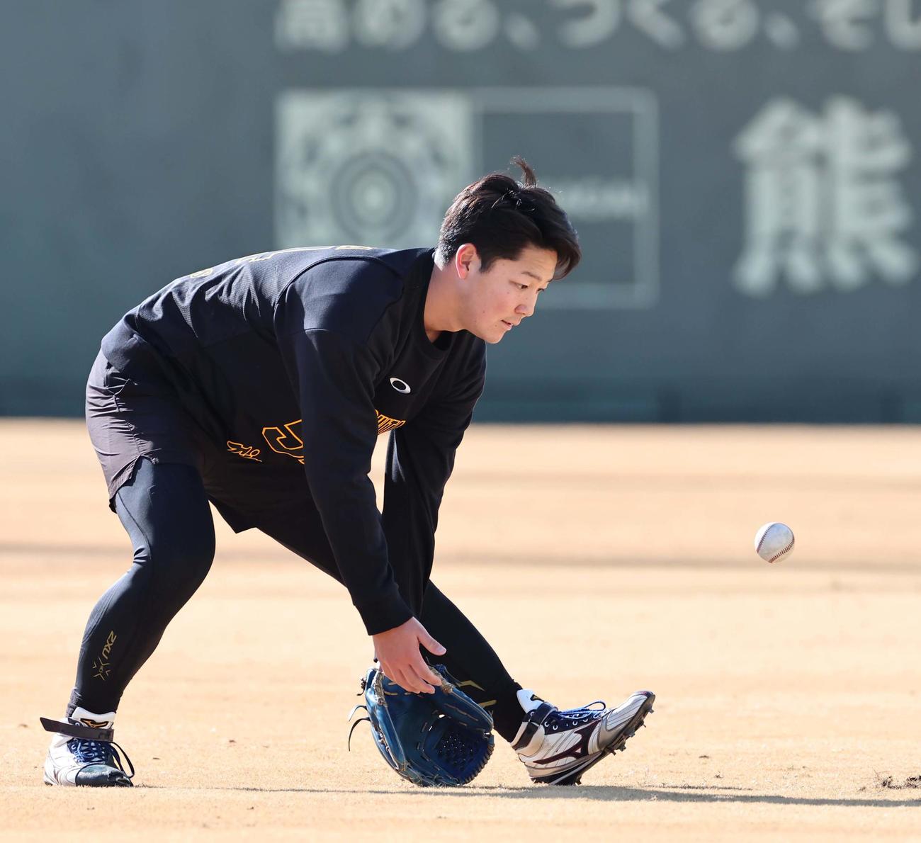 ペッパーの打球を受ける木下（撮影・上田博志）