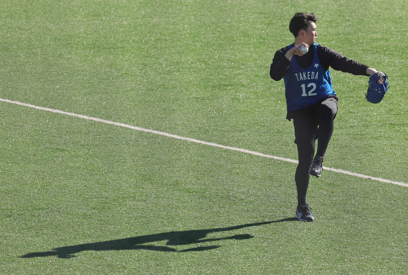 キャッチボールするDeNA竹田（撮影・野上伸悟）