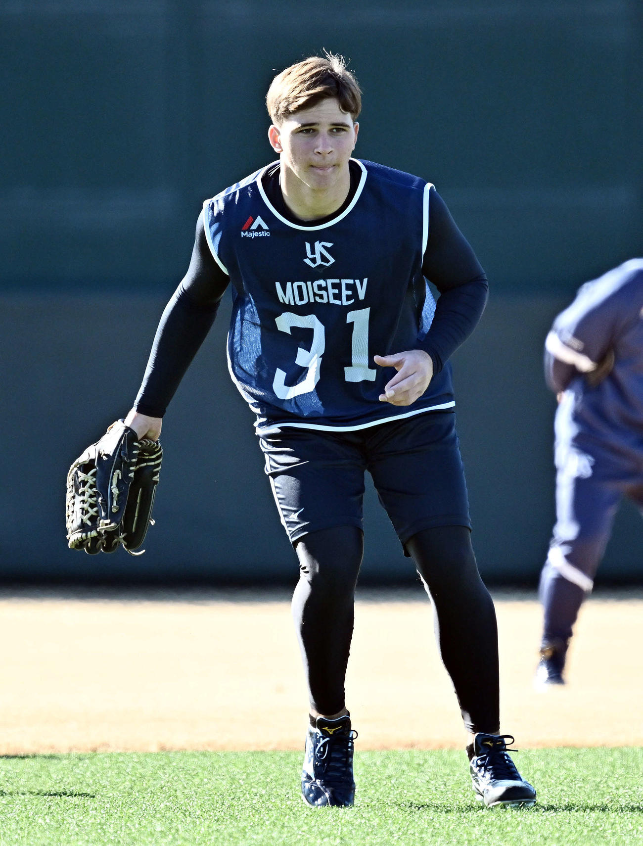 ヤクルト新人合同自主トレでノックを受けるドラフト2位の豊川・モイセエフ（撮影・滝沢徹郎）