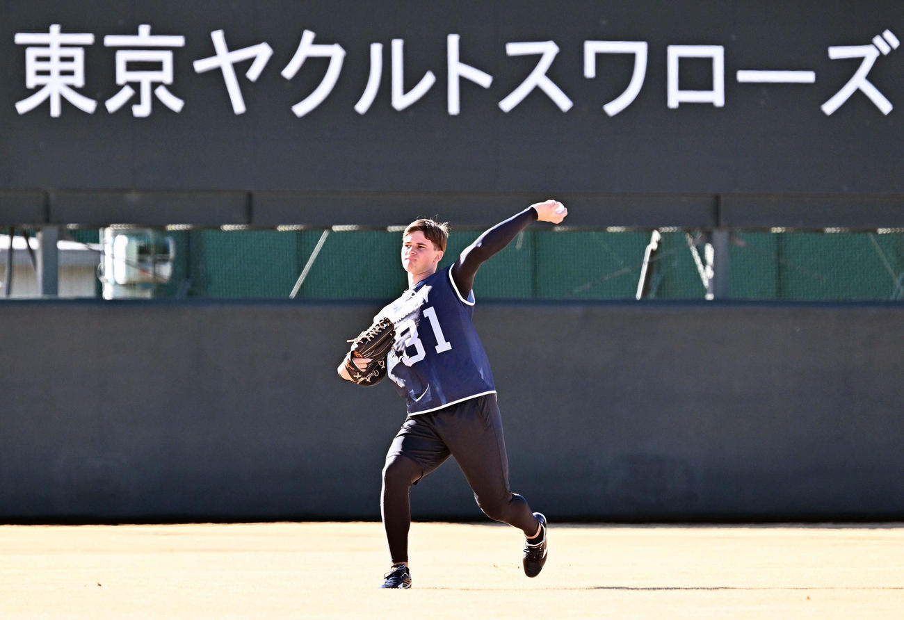 ヤクルト新人合同自主トレでキャッチボールするドラフト2位の豊川・モイセエフ（撮影・滝沢徹郎）