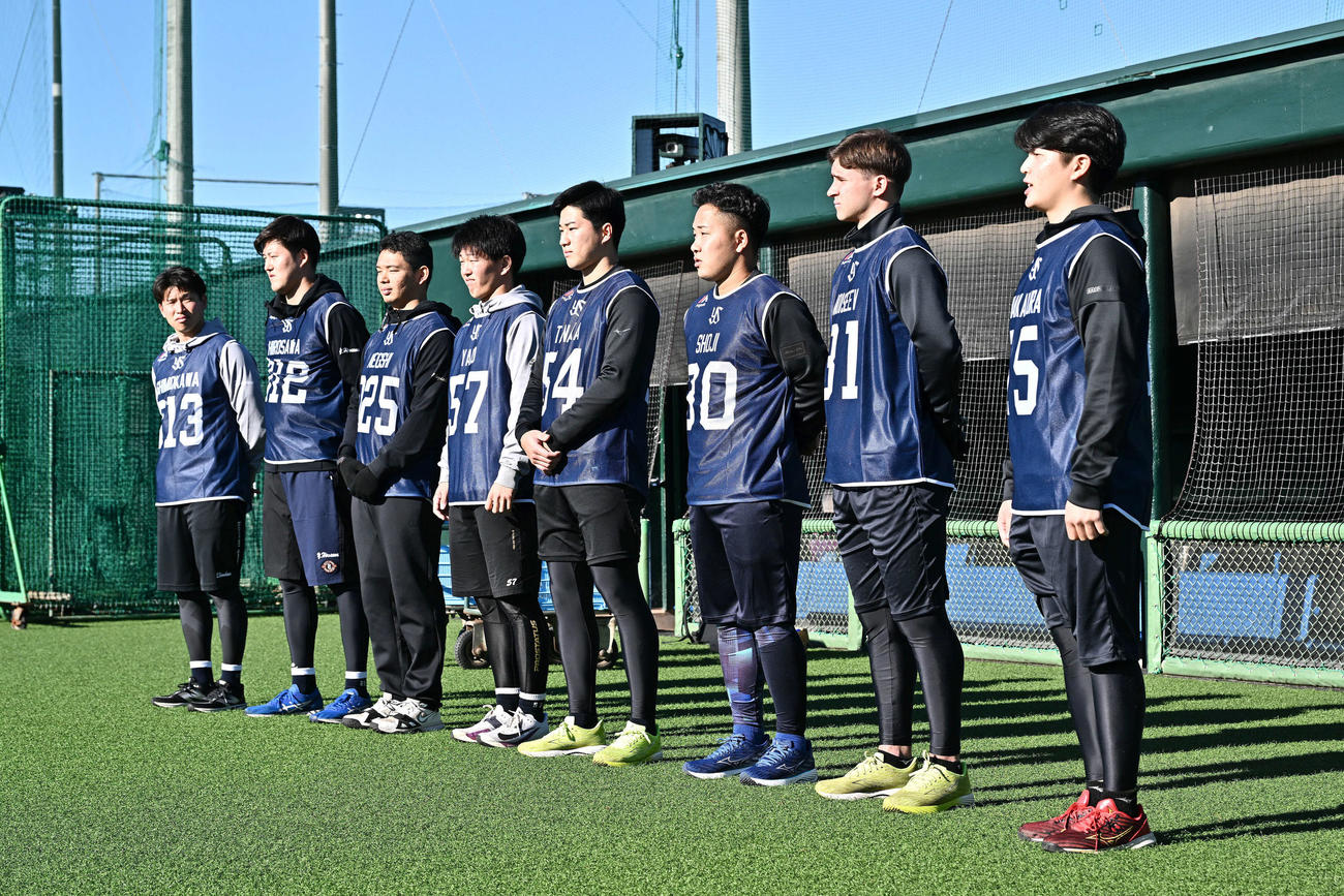 ヤクルト新人合同自主トレであいさつするドラフト1位の愛知工大・中村優（右）。左から育成3位のオイシックス新潟・下川、同2位の四国IL愛媛・広沢、同1位のノースカロライナA＆T州立大・根岸、ドラフト5位の四国IL愛媛・矢野、同4位の健大高崎・田中、同3位のセガサミー・荘司、同2位の豊川・モイセエフ（撮影・滝沢徹郎）