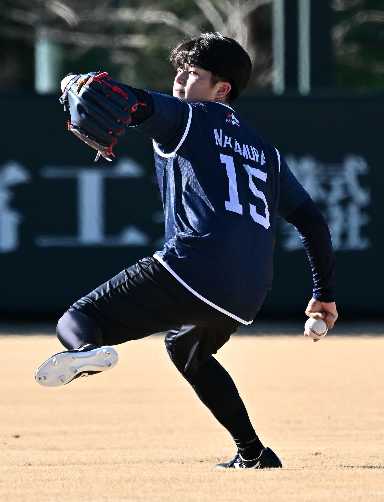 新人合同自主トレでキャッチボールするヤクルトドラフト1位の愛知工大・中村優（撮影・滝沢徹郎）