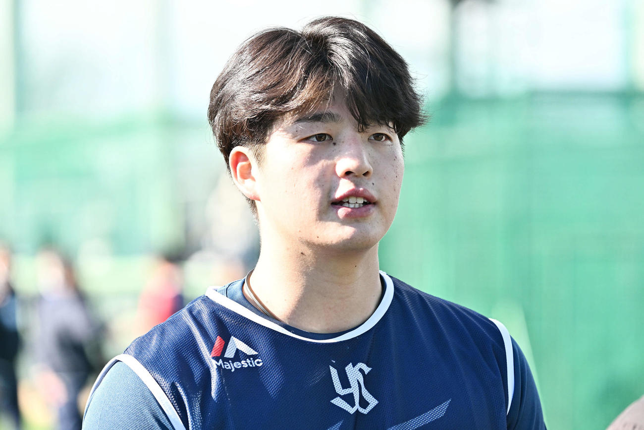 取材に応じるヤクルトドラフト1位の愛知工大・中村優（撮影・滝沢徹郎）