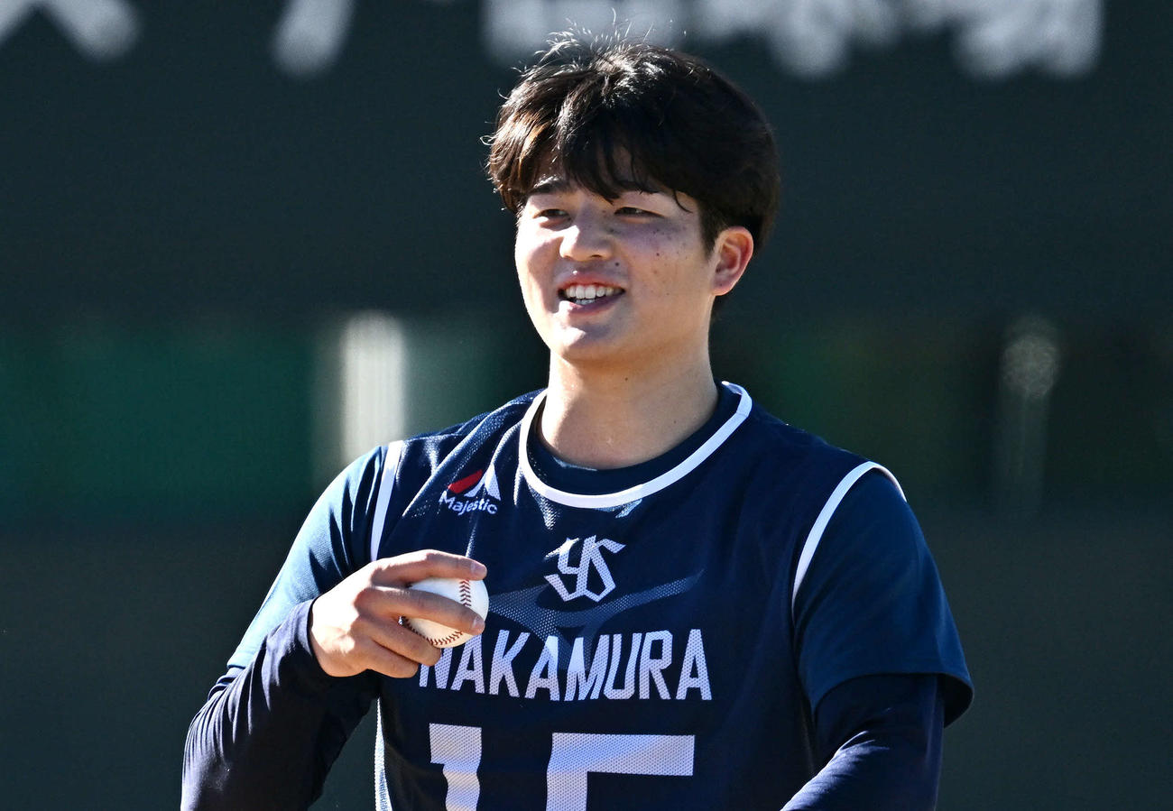 新人合同自主トレでキャッチボールを終え笑顔のドラフト1位の愛知工大・中村優（撮影・滝沢徹郎）