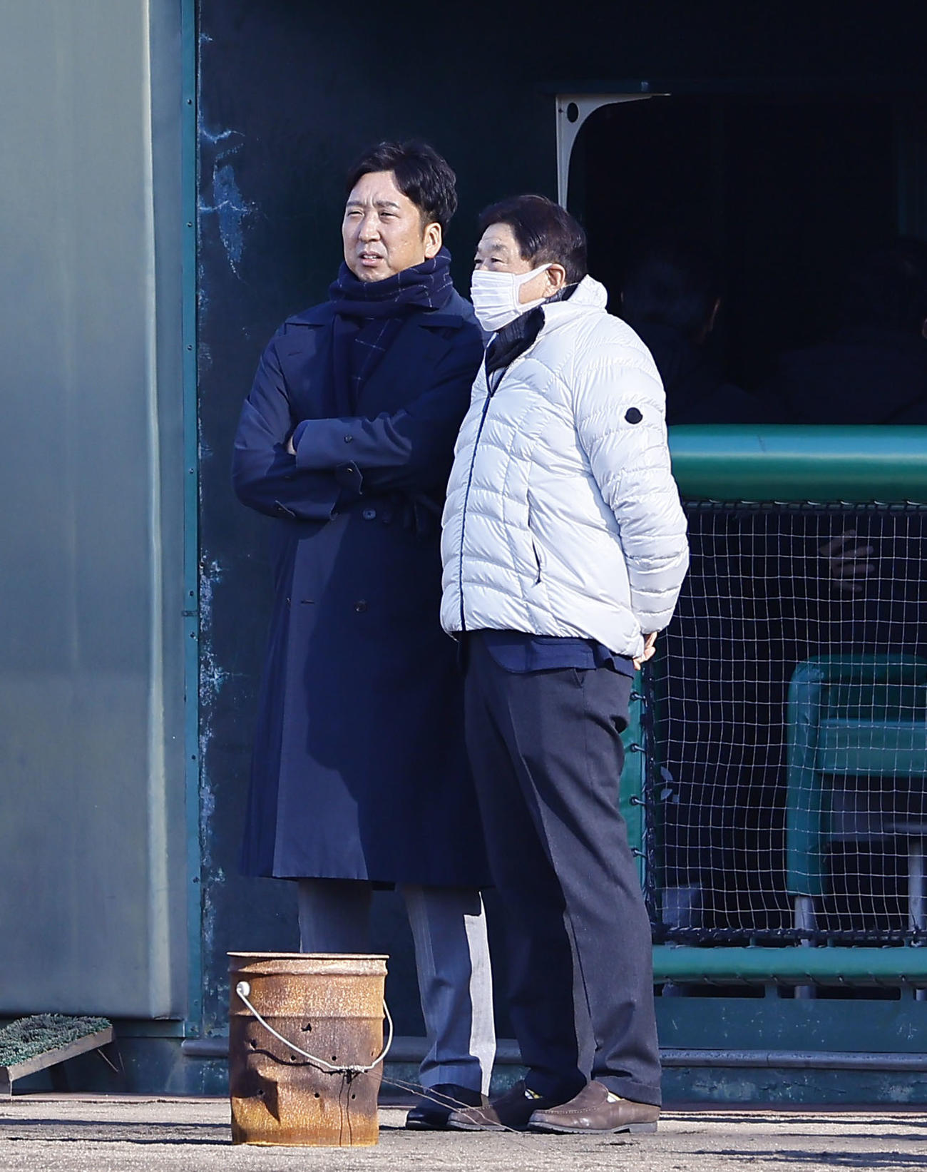 新人合同自主トレの視察に訪れ、平田2軍監督（右）と話しをする阪神藤川監督（撮影・藤尾明華）