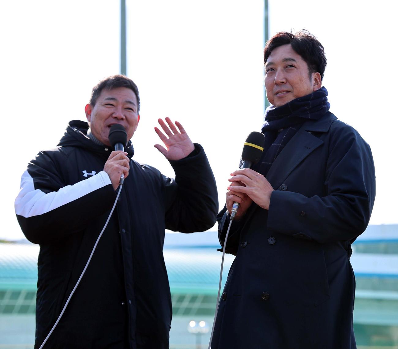 阪神OBの福留氏（左）からインタビューを受ける藤川監督（撮影・上田博志）