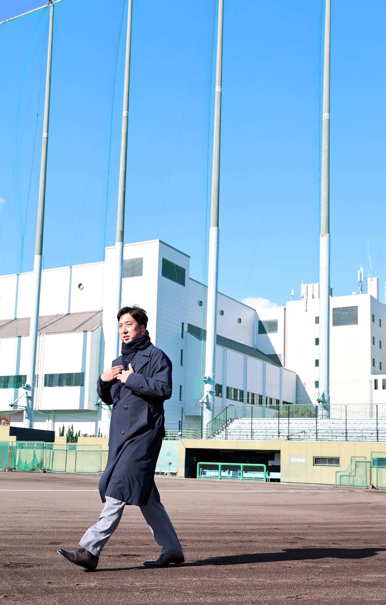 藤川監督は新入団選手へ訓示を行うためグラウンドに入る（撮影・上田博志）
