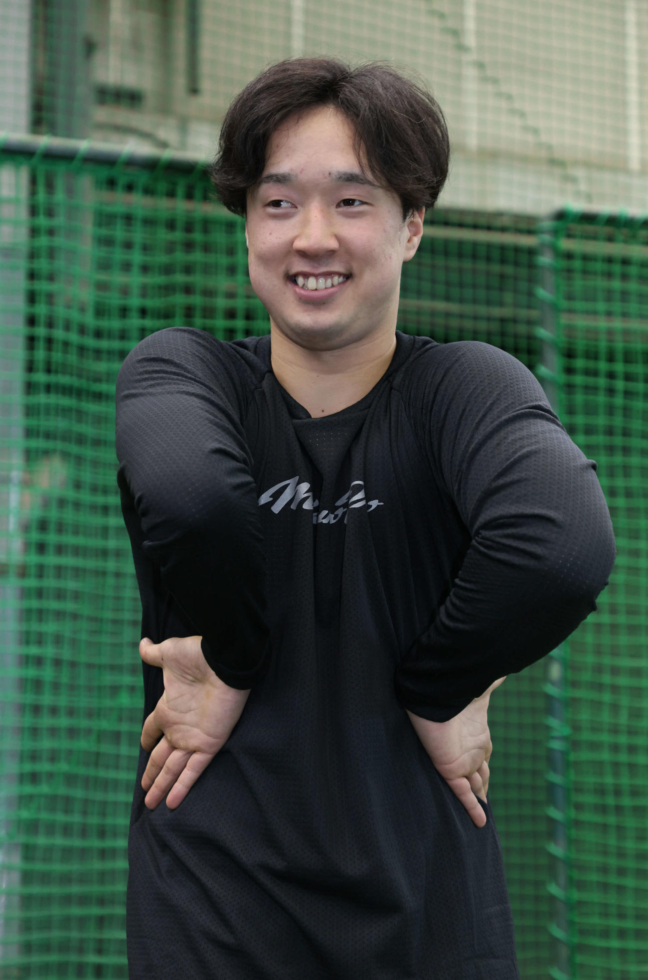 身体が柔らかい広島ドラフト2位の佐藤柳（撮影・加藤孝規）