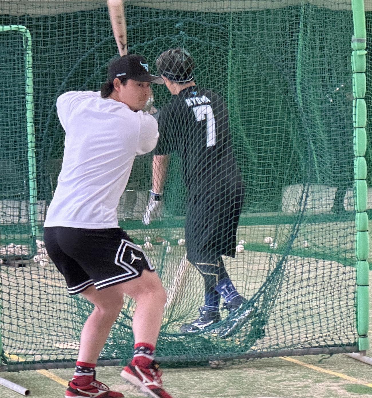 徳之島で自主トレを行う藤岡（球団提供）