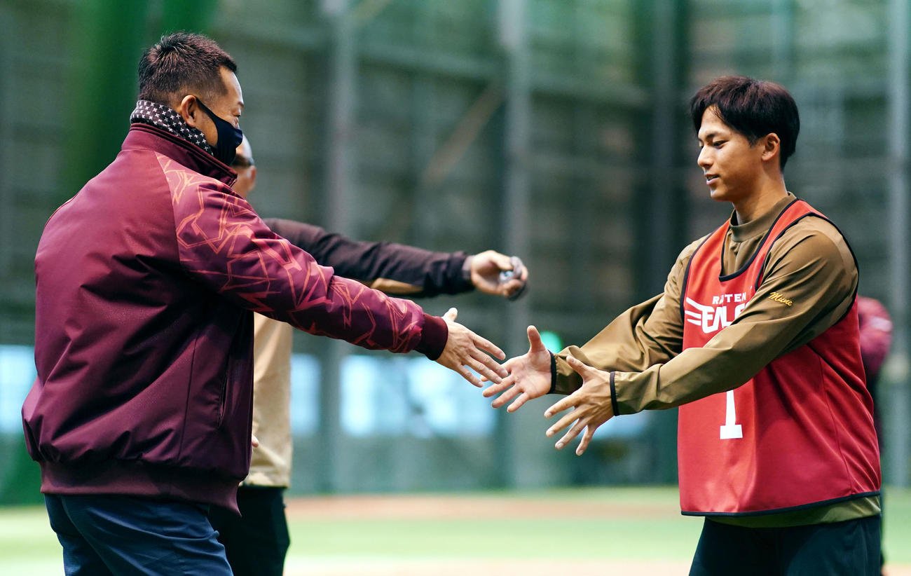 楽天宗山（右）と握手を交わす三木監督（撮影・横山健太）
