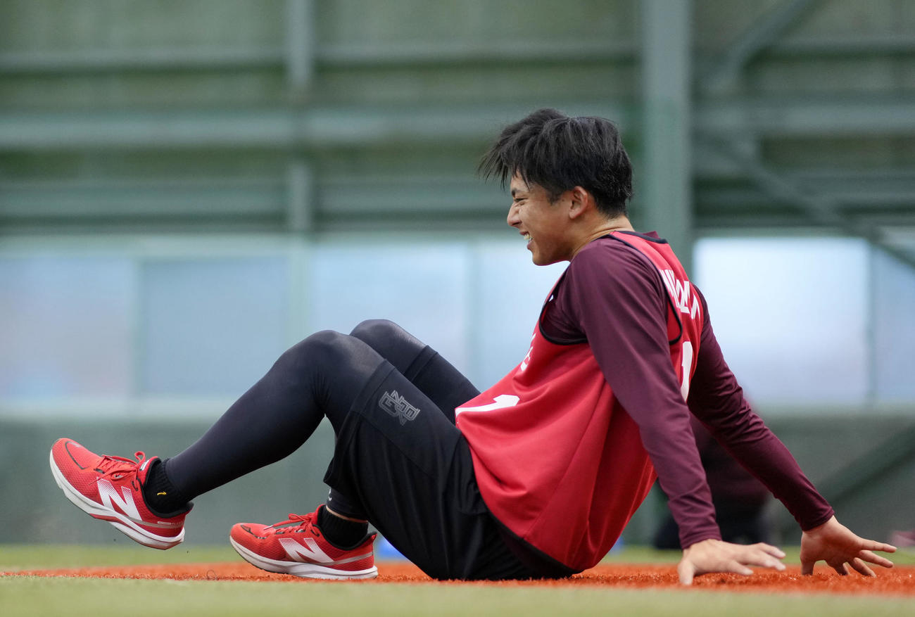 シャトルランを終え倒れ込む楽天宗山（撮影・横山健太）