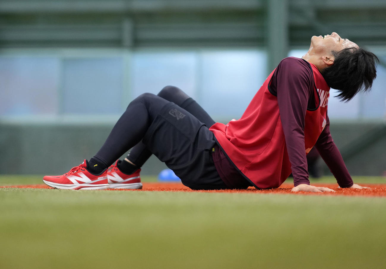 シャトルランを終え座り込む楽天宗山（撮影・横山健太）