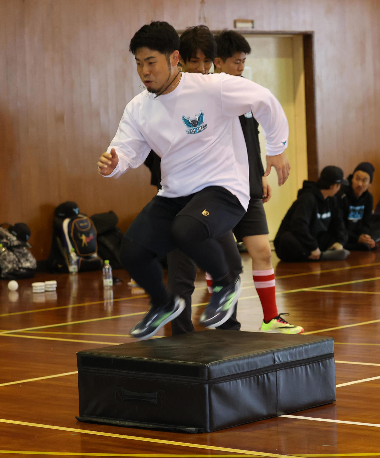 自主トレ公開日、体幹トレーニングを行った近藤（撮影・梅根麻紀）