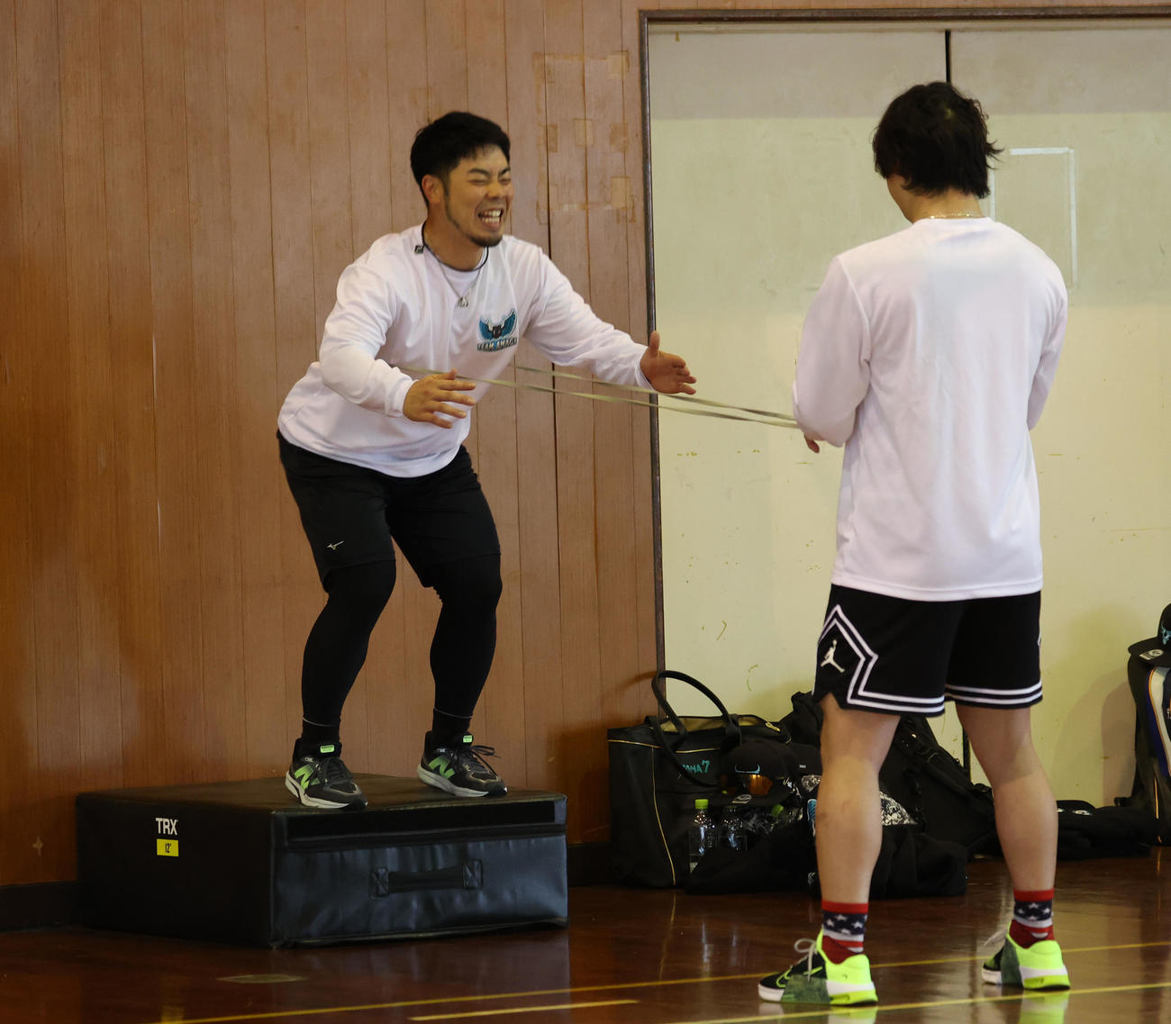 自主トレ公開日、体幹トレーニングを行った近藤（撮影・梅根麻紀）