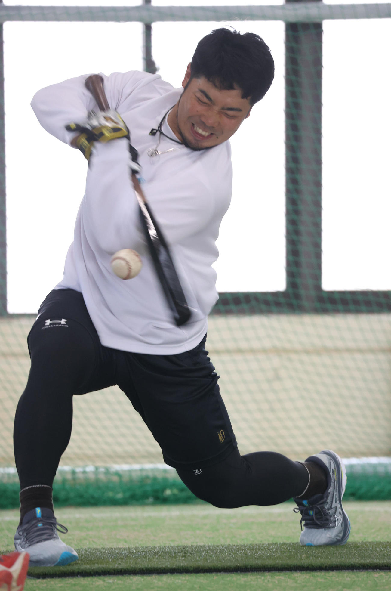 体幹を使った打撃練習で汗を流す近藤（撮影・梅根麻紀）