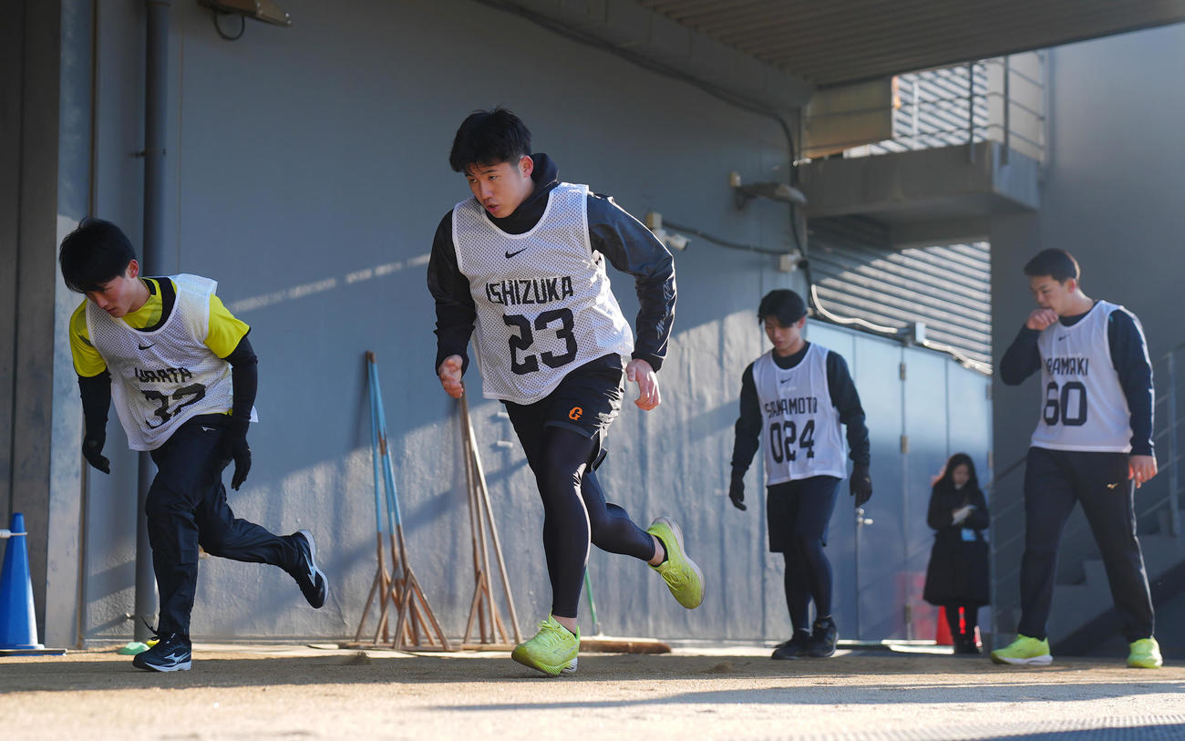 自主トレで汗を流す巨人石塚（中央）ら新人選手たち（撮影・垰建太）
