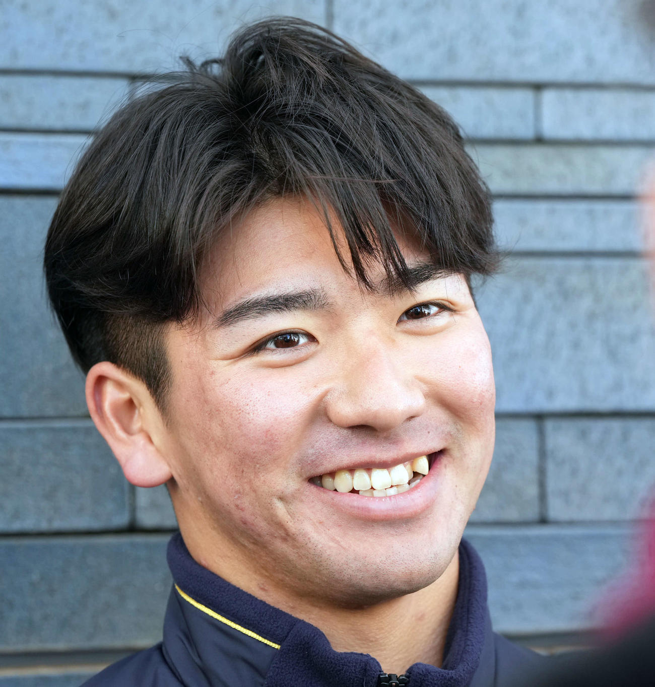 記者に囲まれ笑顔を見せるDeNAドラフト2位の篠木（撮影・たえ見朱実）