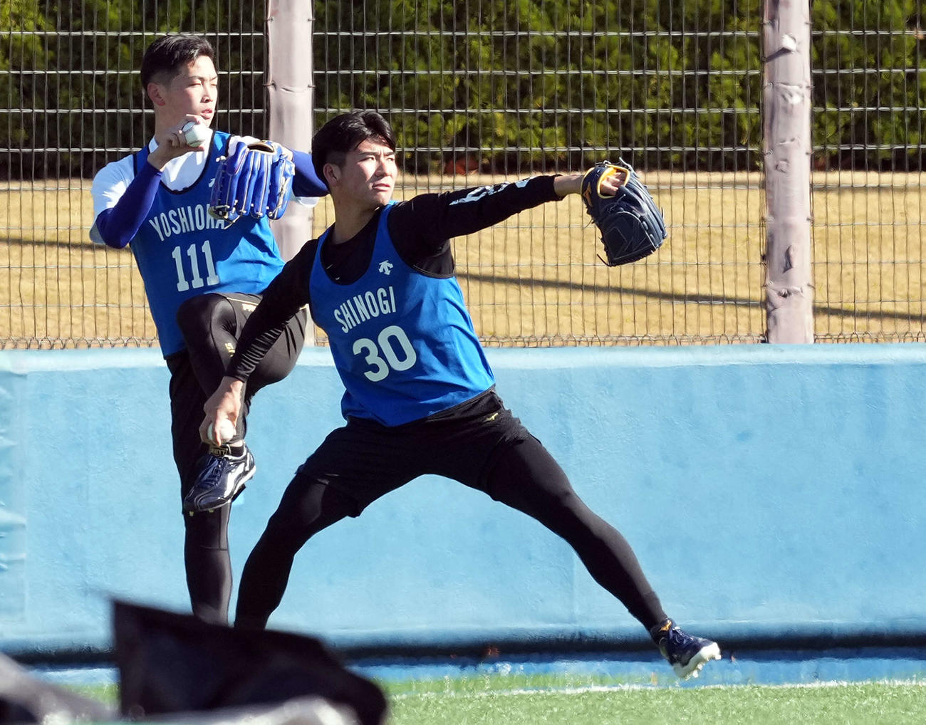 外野でキャッチボールをするDeNAドラフト2位の篠木。左は育成2位の吉岡（撮影・たえ見朱実）