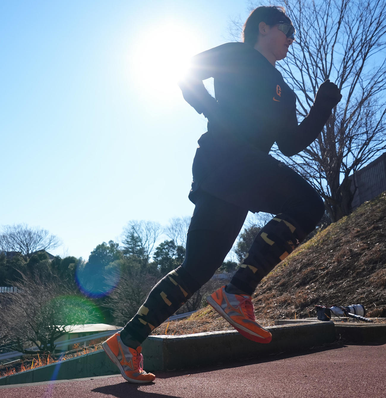 自主トレで階段ダッシュを繰り返す巨人井上（撮影・垰建太）