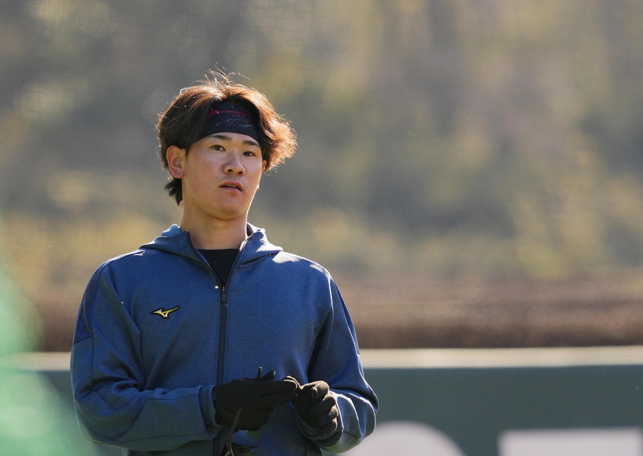 自主トレに臨む巨人井上（撮影・垰建太）